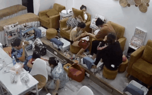 Cả tiệm đang làm đẹp bất ngờ bật khóc, biết lý do ai cũng đồng cảm