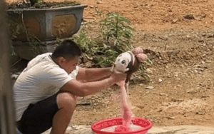 Chồng lén lút ngoài sân, vợ hé cửa kiểm tra thấy cảnh dở khóc dở cười