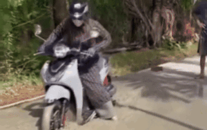 Người phụ nữ gặp sự cố, người đàn ông trơ mắt nhìn: Tình huống gây tranh cãi nhất lúc này