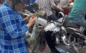 Người phụ nữ khiến cả cổng trường phải ngước nhìn, xem clip ai nấy đều hiểu lý do