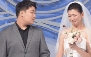 Cô dâu òa khóc vì con bướm đậu vào người tại đám cưới, câu chuyện đằng sau khiến ai cũng rơi nước mắt