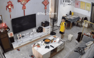 Bé trai vừa đi học về liền bật khóc, biết lý do hàng triệu người đã rơi nước mắt