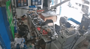 Sập trần nhà khiến người phụ nữ rơi thẳng từ tầng 2 xuống, phản ứng của chàng trai khiến ai cũng khen