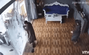 Clip: Cửa kính bất ngờ vỡ tan tành, người phụ nữ may mắn thoát chết, chuyên gia lên tiếng cảnh báo