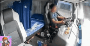 Tài xế container tử vong sau khi tông sập nhà dân do vừa lái xe vừa xem iPad