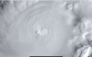 Hàng loạt đốm sáng bao vây 'mắt bão' Milton, nhiều người cầu nguyện