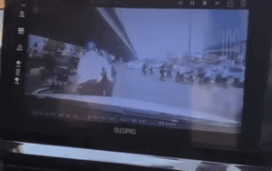 Chở vợ và xảy ra va chạm, phản ứng đầu tiên của người chồng nhận cơn mưa lời khen