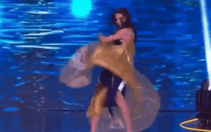 Đối thủ Kỳ Duyên trình diễn áo tắm như làm xiếc ở bán kết Miss Universe