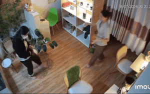 Vừa bước chân vào tiệm gội đầu, cô gái gặp ngay kiếp nạn nhớ đời