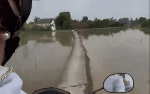 Được bạn chở về nhà chơi, cô gái vừa đi đường vừa run sợ, xem clip liền hiểu lý do