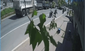 Cảnh tượng kinh hoàng xe ben mất lái đâm vào đoàn người dừng đèn đỏ, vò nát 3 ô tô, 1 xe máy