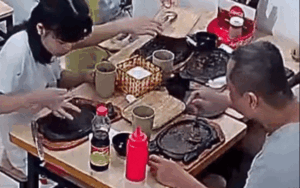 Gia đình 4 người vào dùng bữa, chủ quán xem camera thấy cảnh bất ngờ