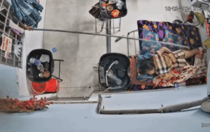 Ngủ say quá mức, cô gái khiến cả xóm trọ được phen hốt hoảng