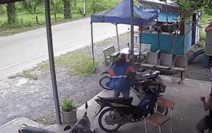 Xe bán tải bất ngờ lao vào cửa hàng, cặp đôi thoát nạn nhờ phản ứng nhanh nhạy