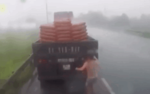 Thấy xe tải chở xi măng đậu bên đường gặp trời mưa, bác tài có hành động ấm lòng