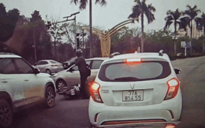 Clip: Sau va chạm giao thông, thanh niên trẻ có hành động ngang ngược