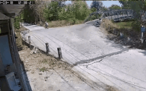 Gặp cụ ông bị ngã xe, bé trai trên đường đi học về có hành động khiến ai cũng khen ngợi