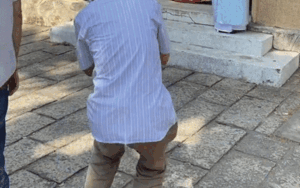 Cụ ông khuỵu gối chụp ảnh chiều lòng vợ khiến hội chị em bày tỏ niềm ước ao