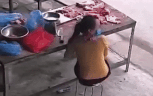 Đang ung dung ngồi bán thịt lợn, người phụ nữ bất ngờ bị xe máy tông