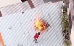 Vô tư đốt rác trên mái tôn, người phụ nữ khiến dân tình lo ngay ngáy