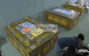Khoảnh khắc tên cướp đột nhập tiệm game, cầm dao tấn công nam quản lý cướp ví tiền