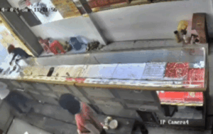 Tin mới vụ bà chủ tiệm vàng ở Long An 'tay không bắt cướp'