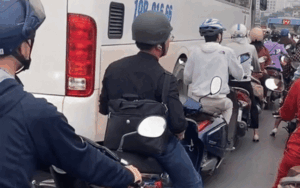 Tắc đường kẹt xe, thanh niên ngẫu hứng nhảy nhót khiến nhiều người thấy yêu đời lây