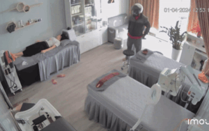 Bừng tỉnh sau giấc ngủ trưa, người phụ nữ bắt quả tang trò xấu từ kẻ lạ mặt táo tợn