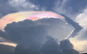 Chuyên gia lý giải chòm mây ngũ sắc siêu đẹp xuất hiện trên bầu trời TP.HCM