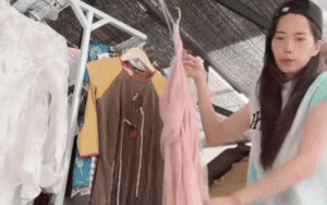 Xem Nam Em livestream tặng quần áo cũ, dân tình tiếc nuối cho nàng Hoa khôi tài năng