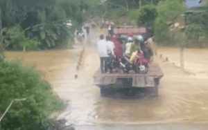 Thấy đường ngập sâu và nước chảy xiết, tài xế có hành động khiến ai cũng cảm kích