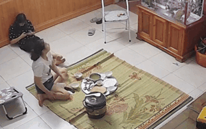 Bé trai may mắn thoát nạn khi đang ăn cơm, mẹ xem lại camera vẫn hồi hộp