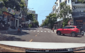 Thấy cụ bà chống gậy sang đường, các tài xế ô tô có hành động cực đẹp