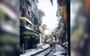 Vụ cô gái lao ra đầu tàu hỏa tạo dáng chụp ảnh: Chủ quán cà phê đường tàu bị phạt
