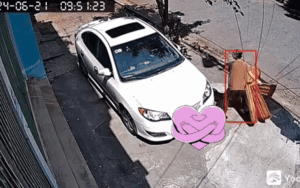 Quan sát hàng xóm qua camera, người phụ nữ chứng kiến cảnh xúc động