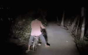 Thanh niên hồi hộp khi đưa ông về trong đêm tối, biết lý do ai nấy cũng đồng cảm