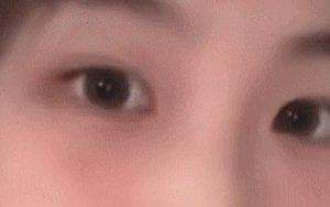 Trổ tài ăn trứng gà sống, cô gái gặp tình huống khiến dân tình sợ thay