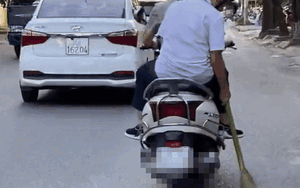 Mẹ nhờ cầm hộ cây chổi mới mua, bé trai có hành động khiến dân tình cười ngất