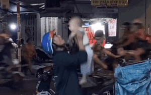 Khoảnh khắc hai cha con tíu tít cười nói sau ngày dài cùng nhau đi làm khiến nhiều người ấm áp