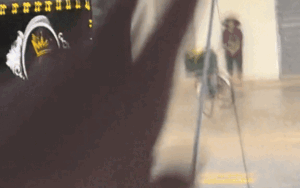 Thấy cụ bà bán rau đứng trú mưa, người phụ nữ có hành động ấm áp