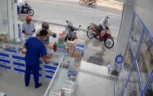 Thanh niên vừa dựng xe máy liền bị trộm bẻ khoá trong 2 giây, camera ghi lại cảnh khó tin