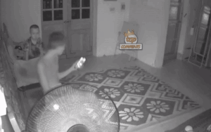 Gần 6 triệu lượt xem clip ông bố thót tim khi đang nằm lướt điện thoại lúc nửa đêm