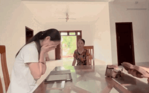 Xem điểm thi cùng cháu gái, ông bà vỡ oà cảm xúc khi biết điểm số