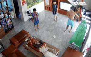 Gia đình 'đứng hình' sau trò nghịch ngợm của bé trai, xem camera mới hiểu lý do