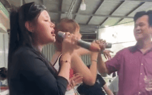 Đang hát bị người đàn ông giật micro, người phụ nữ xấu hổ khi biết sự thật