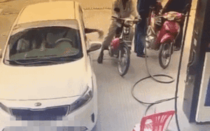 Ném tiền đổ xăng qua cửa kính ô tô, tài xế bị chỉ trích