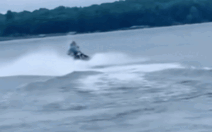 3 cô gái chở nhau bằng cano trên biển, chỉ vào giây sau đều 'tung bay' khiến CĐM cười ngất