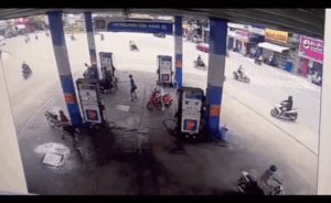 Giây phút người đàn ông châm lửa đốt cây xăng khiến người dân hốt hoảng bỏ chạy