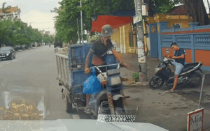 Màn lùi xe ba gác của nam thanh niên khiến dân tình rôm rả bàn luận