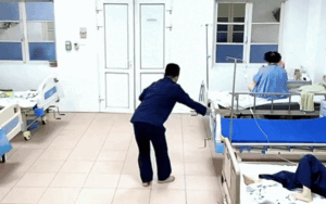 Nằm viện vẫn ăn mừng idol ghi bàn, người đàn ông liền diễn sâu khi vợ con đến thăm